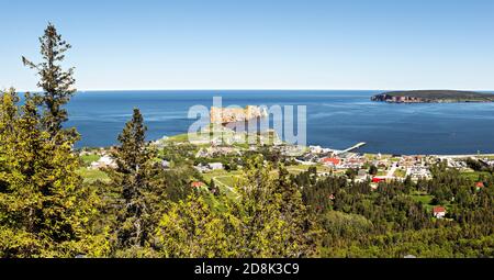 Schöner berühmter Rocher Perce Felsen in Gaspe Stockfoto