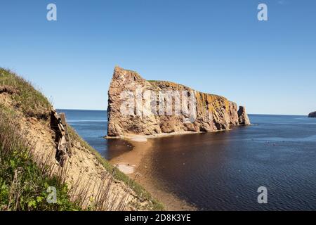 Schöner berühmter Rocher Perce Felsen in Gaspe Stockfoto