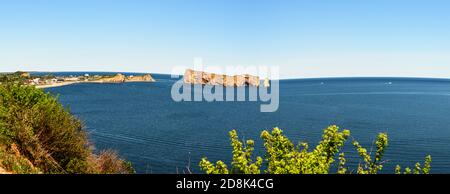 Schöner berühmter Rocher Perce Felsen in Gaspe Stockfoto