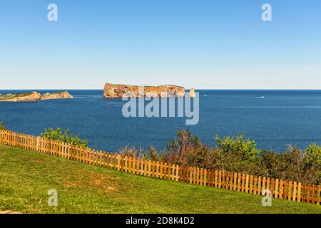 Schöner berühmter Rocher Perce Felsen in Gaspe Stockfoto