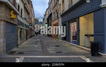 Chartres, Frankreich - 30. Oktober 2020: Bild einer leeren Straße weniger als 24 Stunden nach der zweiten totalen lokalen Sperre wurde in Frankreich während initiiert Stockfoto