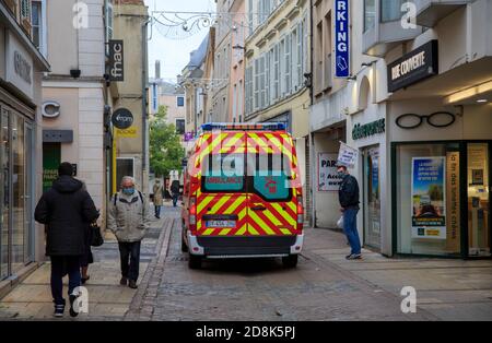 Chartres, Frankreich - 30. Oktober 2020: Bild eines Krankenwagens, der weniger als 24 Stunden nach Beginn der zweiten totalen Ortssperre auf der Straße fuhr Stockfoto