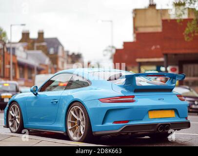 Ein blauer Porsche 911 (991) GT3 parkte auf Kings Road, Chelsea, London SW10 Stockfoto