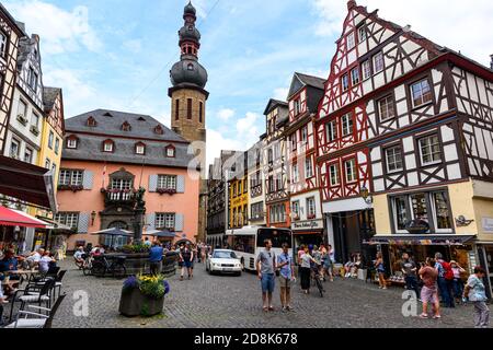 18. Juli 2020: Cochem. Schöne historische Stadt an der romantischen Mosel, Mosel. Blick auf die Stadt, Marktplatz, Kirche, Fachwerkhaus, Häuser. Rhinel Stockfoto