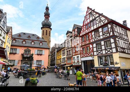 18. Juli 2020: Cochem. Schöne historische Stadt an der romantischen Mosel, Mosel. Blick auf die Stadt, Marktplatz, Kirche, Fachwerkhaus, Häuser. Rhinel Stockfoto