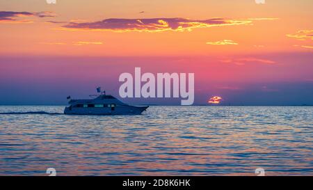 Sonnenuntergang über der Adria in Triest in Italien in Europa Stockfoto