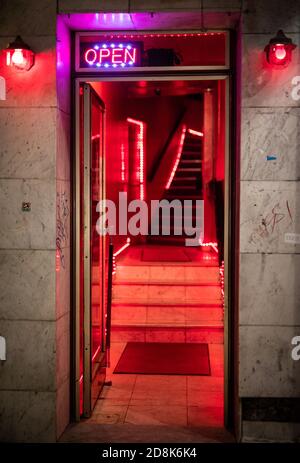 Stuttgart, Deutschland. Oktober 2020. 'Open' steht am Eingang eines Nachtclubs. Die Bundes- und Landesregierungen haben einer teilweisen Sperrung zugestimmt. Quelle: Christoph Schmidt/dpa/Alamy Live News Stockfoto