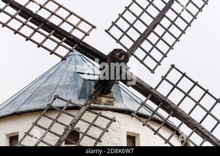 Windwelle einer Turmmühle. Traditionelle Windmühle in Campo de Criptana, Kastilien La Mancha, Spanien Stockfoto