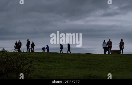 Wanderer an einem trüben, düsteren Tag vor einem grauen Himmel, Kinver, Staffordshire, Großbritannien. Stockfoto