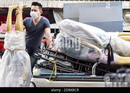 Mann, der eine Schaufensterpuppe während der Covid19 Pandemie transportiert, Chiang Mai, Thailand Stockfoto