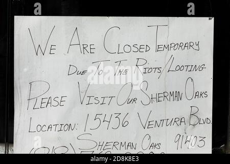 Beverly Hills, USA. Oktober 2020. Los Angeles bereitet sich auf mögliche Ausschreitungen und Plünderungen aus dem nationalen Wahlergebnis vor. 10/30/2020 Los Angeles, CA USA (Foto: Ted Soqui/SIPA USA) Quelle: SIPA USA/Alamy Live News Stockfoto