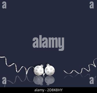 Weihnachtliche silberne Symbole. Weihnachtskugeln, Konfetti mit Reflexion auf blauem Hintergrund. 3D-Rendering. Für Text platzieren Stockfoto