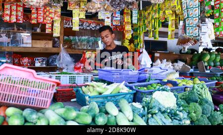 Depok, Indonesien - 7. April 2020: Gemüsehändler bedienen Käufer auf dem traditionellen Markt. Stockfoto