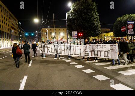 Bologna, Italien. Oktober 2020. Demonstration von Ultras und einigen italienischen Vertretern der rechtsextremen Parteien gegen die letzte DPCM (Dekret des Präsidenten des Ministerrates der Italienischen Republik) am 30. Oktober 2020 in Bologna, Italien. Kredit: Massimiliano Donati/Alamy Live Nachrichten Stockfoto