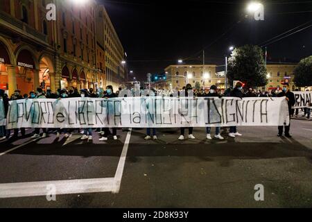 Bologna, Italien. Oktober 2020. Demonstration von Ultras und einigen italienischen Vertretern der rechtsextremen Parteien gegen die letzte DPCM (Dekret des Präsidenten des Ministerrates der Italienischen Republik) am 30. Oktober 2020 in Bologna, Italien. Kredit: Massimiliano Donati/Alamy Live Nachrichten Stockfoto