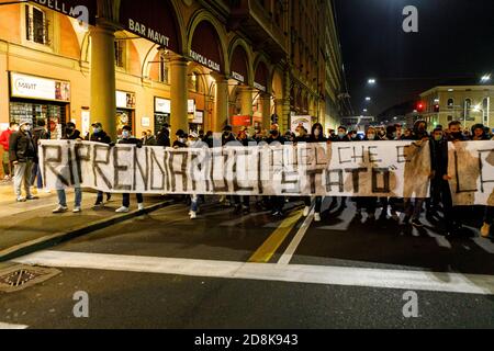Bologna, Italien. Oktober 2020. Demonstration von Ultras und einigen italienischen Vertretern der rechtsextremen Parteien gegen die letzte DPCM (Dekret des Präsidenten des Ministerrates der Italienischen Republik) am 30. Oktober 2020 in Bologna, Italien. Kredit: Massimiliano Donati/Alamy Live Nachrichten Stockfoto