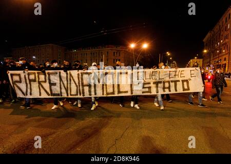 Bologna, Italien. Oktober 2020. Demonstration von Ultras und einigen italienischen Vertretern der rechtsextremen Parteien gegen die letzte DPCM (Dekret des Präsidenten des Ministerrates der Italienischen Republik) am 30. Oktober 2020 in Bologna, Italien. Kredit: Massimiliano Donati/Alamy Live Nachrichten Stockfoto