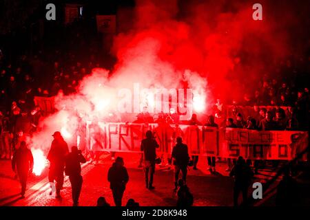 Bologna, Italien. Oktober 2020. Demonstration von Ultras und einigen italienischen Vertretern der rechtsextremen Parteien gegen die letzte DPCM (Dekret des Präsidenten des Ministerrates der Italienischen Republik) am 30. Oktober 2020 in Bologna, Italien. Kredit: Massimiliano Donati/Alamy Live Nachrichten Stockfoto