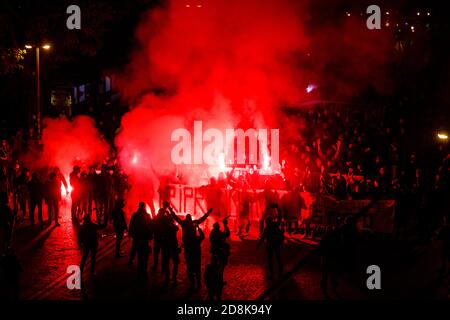 Bologna, Italien. Oktober 2020. Demonstration von Ultras und einigen italienischen Vertretern der rechtsextremen Parteien gegen die letzte DPCM (Dekret des Präsidenten des Ministerrates der Italienischen Republik) am 30. Oktober 2020 in Bologna, Italien. Kredit: Massimiliano Donati/Alamy Live Nachrichten Stockfoto