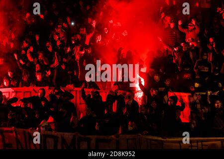 Bologna, Italien. Oktober 2020. Demonstration von Ultras und einigen italienischen Vertretern der rechtsextremen Parteien gegen die letzte DPCM (Dekret des Präsidenten des Ministerrates der Italienischen Republik) am 30. Oktober 2020 in Bologna, Italien. Kredit: Massimiliano Donati/Alamy Live Nachrichten Stockfoto
