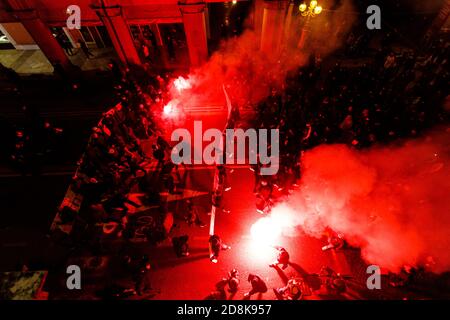 Bologna, Italien. Oktober 2020. Demonstration von Ultras und einigen italienischen Vertretern der rechtsextremen Parteien gegen die letzte DPCM (Dekret des Präsidenten des Ministerrates der Italienischen Republik) am 30. Oktober 2020 in Bologna, Italien. Kredit: Massimiliano Donati/Alamy Live Nachrichten Stockfoto