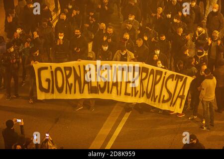 Bologna, Italien. Oktober 2020. Demonstration von Ultras und einigen italienischen Vertretern der rechtsextremen Parteien gegen die letzte DPCM (Dekret des Präsidenten des Ministerrates der Italienischen Republik) am 30. Oktober 2020 in Bologna, Italien. Kredit: Massimiliano Donati/Alamy Live Nachrichten Stockfoto