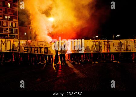 Bologna, Italien. Oktober 2020. Demonstration von Ultras und einigen italienischen Vertretern der rechtsextremen Parteien gegen die letzte DPCM (Dekret des Präsidenten des Ministerrates der Italienischen Republik) am 30. Oktober 2020 in Bologna, Italien. Kredit: Massimiliano Donati/Alamy Live Nachrichten Stockfoto