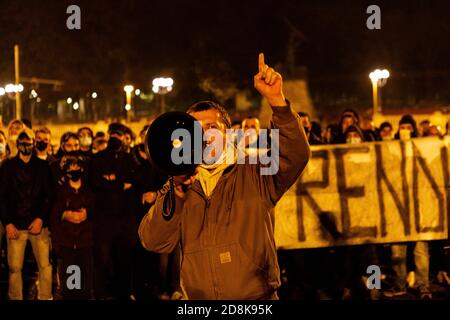 Bologna, Italien. Oktober 2020. Demonstration von Ultras und einigen italienischen Vertretern der rechtsextremen Parteien gegen die letzte DPCM (Dekret des Präsidenten des Ministerrates der Italienischen Republik) am 30. Oktober 2020 in Bologna, Italien. Kredit: Massimiliano Donati/Alamy Live Nachrichten Stockfoto