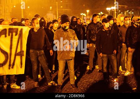 Bologna, Italien. Oktober 2020. Demonstration von Ultras und einigen italienischen Vertretern der rechtsextremen Parteien gegen die letzte DPCM (Dekret des Präsidenten des Ministerrates der Italienischen Republik) am 30. Oktober 2020 in Bologna, Italien. Kredit: Massimiliano Donati/Alamy Live Nachrichten Stockfoto