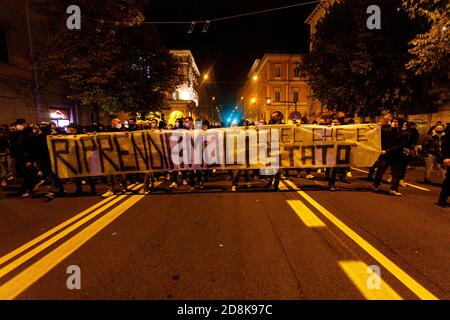 Bologna, Italien. Oktober 2020. Demonstration von Ultras und einigen italienischen Vertretern der rechtsextremen Parteien gegen die letzte DPCM (Dekret des Präsidenten des Ministerrates der Italienischen Republik) am 30. Oktober 2020 in Bologna, Italien. Kredit: Massimiliano Donati/Alamy Live Nachrichten Stockfoto