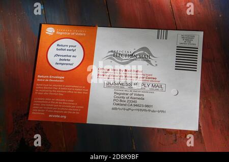 Alameda County Election Abwesenheitsempfänger oder Post-in Stimmzettel im Umschlag für die Präsidentschaftswahl 2020. Zweisprachiger Stimmzettel zum Kanzler der Wähler. USA Stockfoto