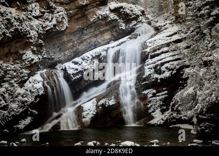 Cameron Falls im Winter im Waterton Park nach einem Schneefall. Stockfoto