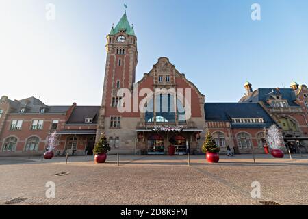 Bahnhof (Gare de Colmar), ist ein Bahnhof in Colmar, Elsass, Frankreich. Das gleiche Design wurde auch für den Bau der Stadt Danzig verwendet Stockfoto