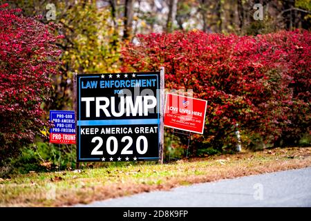 Washington, USA - 27. Oktober 2020: Strafverfolgung für Donald Trump, Keep America Great 2020 Slogan Yard Zeichen während der Präsidentschaftswahl in Virgini Stockfoto