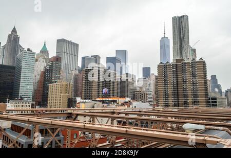 Futuristische Wolkenkratzer, Türme und andere Gebäude aus der Perspektive der Brooklyn Bridge, New York City, NY, USA Stockfoto