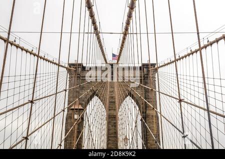 Low Angle View of Brooklyn Bridge Top an einem regnerischen Tag in Manhattan, New York City, NY, USA Stockfoto