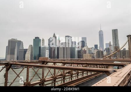 Wolkenkratzer und Blick auf die Türme von Lower Manhattan. Dramatische Perspektive Aufnahme von der Brooklyn Bridge an einem Tag der Wintersaison. New York City, USA Stockfoto