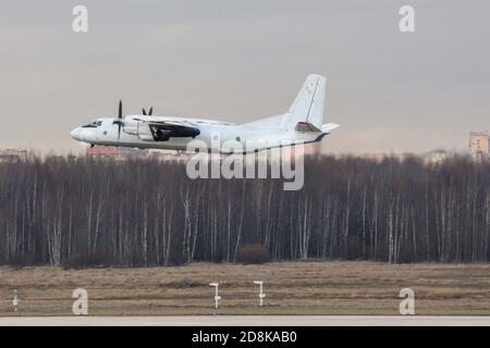 Sowjetische Turboprop Passagierflugzeug nach dem Start in bewölkten Tag. Flugzeug mit Propellern für regionale Routen während des Fluges. Luftfahrt, Transpo Stockfoto