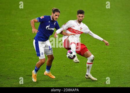 Gelsenkirchen, Deutschland. Oktober 2020. Goncalo Paciencia (L) von Schalke 04 spielt mit Atakan Karazor von Stuttgart während eines Bundesliga-Spiels zwischen FC Schalke 04 und VfB Stuttgart in Gelsenkirchen, Deutschland, 30. Oktober 2020. Quelle: Christopher Neundorf/Kirchner-Media/Pool/Handout via Xinhua/Alamy Live News Stockfoto