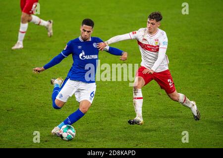 Gelsenkirchen, Deutschland. Oktober 2020. Mascarell (L) von Schalke 04 spielt mit Mateo Klimowicz aus Stuttgart während eines Bundesliga-Spiels zwischen FC Schalke 04 und VfB Stuttgart in Gelsenkirchen, Deutschland, 30. Oktober 2020. Quelle: Christopher Neundorf/Kirchner-Media/Pool/Handout via Xinhua/Alamy Live News Stockfoto