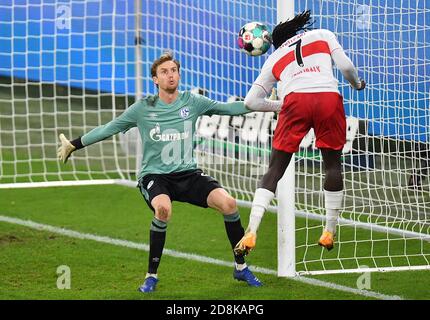 Gelsenkirchen, Deutschland. Oktober 2020. Der Stuttgarter Tanguy Coulibaly (R) schießt während eines Bundesliga-Spiels zwischen dem FC Schalke 04 und dem VfB Stuttgart am 30. Oktober 2020 in Gelsenkirchen. Quelle: Christopher Neundorf/Kirchner-Media/Pool/Handout via Xinhua/Alamy Live News Stockfoto