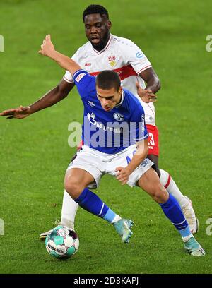 Gelsenkirchen, Deutschland. Oktober 2020. Can Bozdogan (Front) von Schalke 04 spielt mit Orel Mangala von Stuttgart während eines Bundesliga-Spiels zwischen dem FC Schalke 04 und dem VfB Stuttgart in Gelsenkirchen, Deutschland, am 30. Oktober 2020. Quelle: Christopher Neundorf/Kirchner-Media/Pool/Handout via Xinhua/Alamy Live News Stockfoto