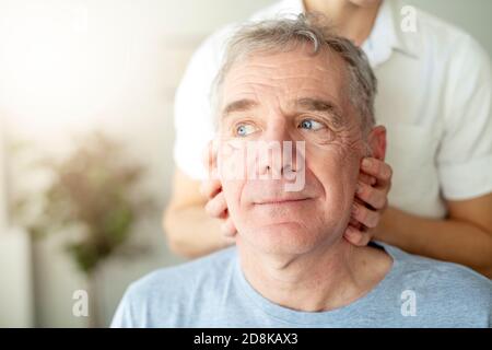 Eine moderne Rehabilitation Physiotherapie Arbeiter mit Senior Client Stockfoto