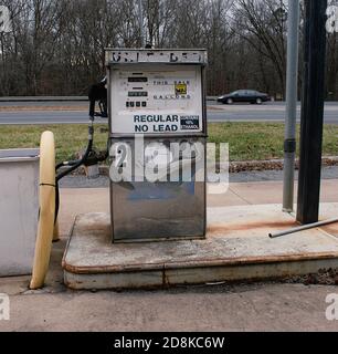 Nahaufnahme der alten Gaspumpen an den verlassenen Tankstellen. Stockfoto