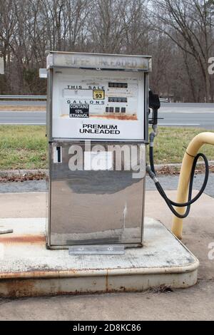 Nahaufnahme der alten Gaspumpen an den verlassenen Tankstellen. Stockfoto