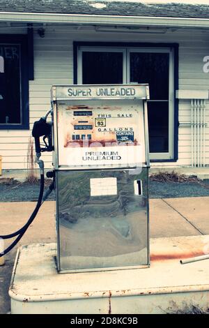 Nahaufnahme der alten Gaspumpen an den verlassenen Tankstellen. Stockfoto