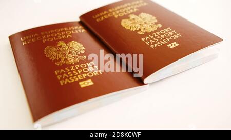 Warschau, Polen, 07.03.2019 Nahaufnahme des polnischen Passes. Reise, Urlaubskonzept, EU-Ausweis. Hochwertige Fotos Stockfoto
