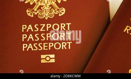 Warschau, Polen, 07.03.2019 Nahaufnahme des polnischen Passes. Reise, Urlaubskonzept, EU-Ausweis. Hochwertige Fotos Stockfoto