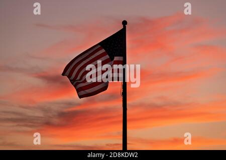 San Diego, Kalifornien, USA. Oktober 2020. Eine amerikanische Flagge fliegt am Mt. Soledad National Veterans Memorial, wenn die Sonne an einem warmen Herbsttag untergeht. Kredit: K.C. Alfred/ZUMA Wire/Alamy Live News Stockfoto