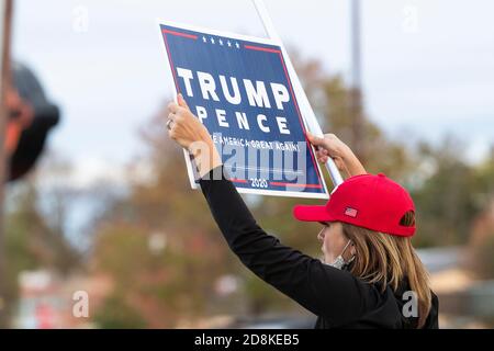 Die Frau hält das Schild „TRUMP/PENCE“ an der lokalen Bürgersteig-Kundgebung hoch. Stockfoto